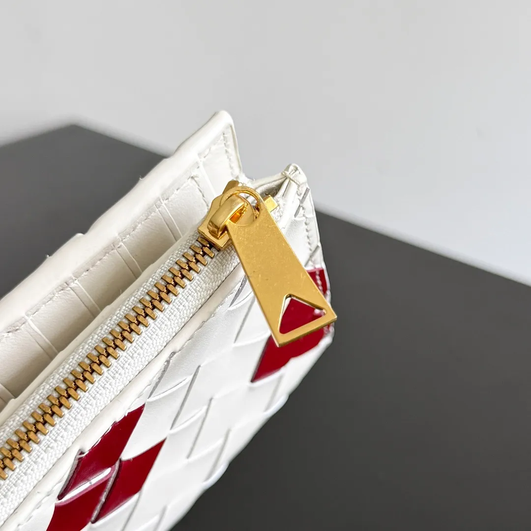 Batch 960 of BOTTEGA VENETA’s new woven small wallets are now shipping! ! ! 🥰🥰Made of carefully selected first-layer sheepskin fabric, this small luxury wallet has an elegant appearance and is also full of practicality. It can store change, driver's license and various cards at the same time. It is so small that it can be put in your pocket and carried with you. It is really convenient [Applause][Applause] Style No.: 667468 Size: 14.5*9.3*2cm